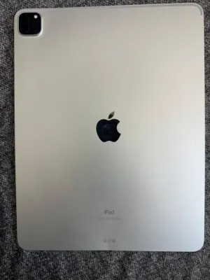 للبيع iPad Pro 2021 128 قيقا 12 انش البطارية 79% الجهاز نظيف الله يبارك فيه تعو