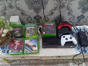 أكس بوكس ون نظيف مع 4 أجهزة و 14 شريط متنوع وحساب به العاب نظيفه وقليل الاستخدام للبيع