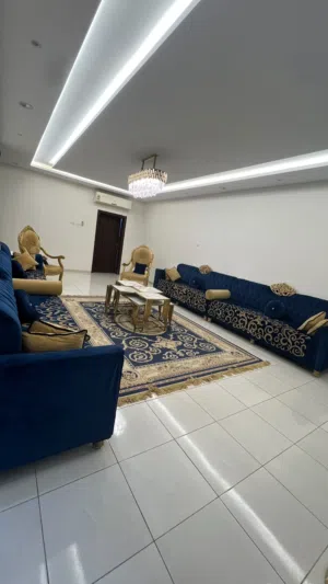 طقم كنب مع الطاوله والفرشة