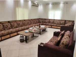جلسة خشب بحريني نظيفة جدا تكفي 22بحالة ممتازة