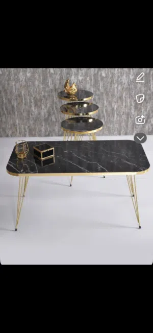 طاولة وسط مع 4. اسكملات