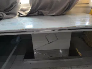 طاولة مع لوح زجاج