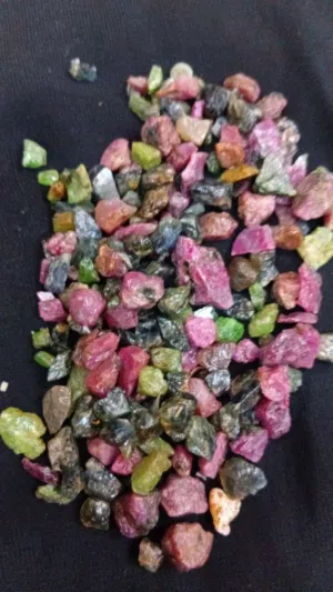 أحجار كريمة خام نادرة جدا ياقوت زمرد وغيرها