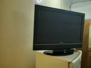 للبيع شاشة ال سى دى بحاله جيده 32 بوصه بقاعده for sale Lcd screen 32