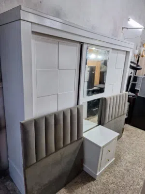 غرفة نوم أطفال ابيض تختين وخزانه كومدينه  لاتية  مع ملحقات