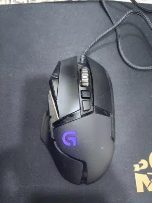 ماوس لوجيتك g502 الماوس نضيف نضافه 80% يعني بي شخوط قليله بس الماوس جدا راقي وما بي اي اعطال