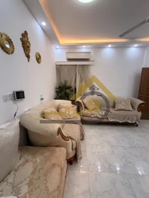 للايجار شقة سكنية مؤثثة في مجمع الامل واحد