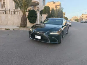 لكزس es300h 2019 جميع الاضافات بحالة ممتازة