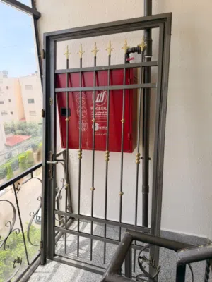 للبيع باب حماية حديد.. باب شقة خشب