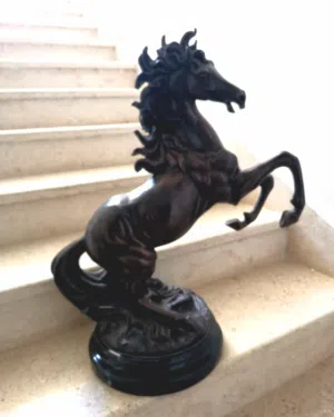 تحفة انتيك تمثال على شكل حصان بارتفاع 70 سم مصنوع يدويا من الراتنج لون برونز بني غامق يصلح للمنزل او