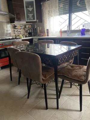 طاولة سفرة كبيرة مع ست كراسي