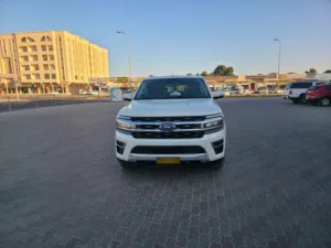 فورد اكسبيديشن 2022 ابيض على بيج