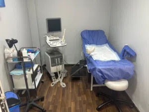 معدات عيادة طب نسائي وسرير فحص