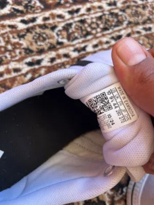 بوط اديداس اصلي مستخدم ملبوس كذا مره فقط