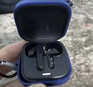 Earbuds  معاهم العلبه ولسا في الضمان