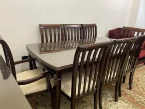 طقم كنب غرفة ضيوف مع طاولة سفرة