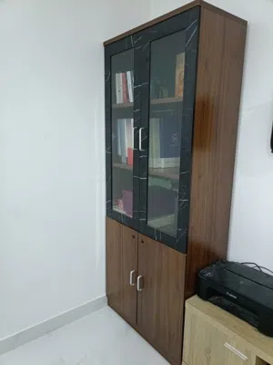 Tall Wooden Storage Cabinet Glass Doors Display خزانة تخزين خشبية طويلة أبواب زجاج