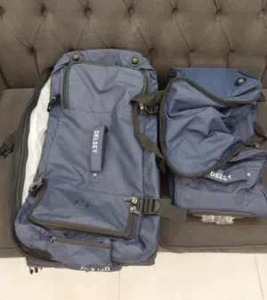 شناتي او حقائب سفر دوليسDELESY جديده غيرمستعمل عدد 2شنته طقم بالكرتونه صنع فرنسا طقم شناتي ضد الماء