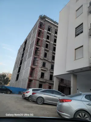 شقة نصف تشطيب كبيرة طابق ثالث