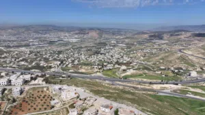 قطعة أرض تبعد فقط 500 متر عن شارع الاردن (أم رمانة) سكن ب من المالك مباشرة