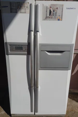 ثلاجه شبه جديدة شغل نظيف نظيف نظيف للبيع واسعة جدا الفريز على اليسار اقتصادية