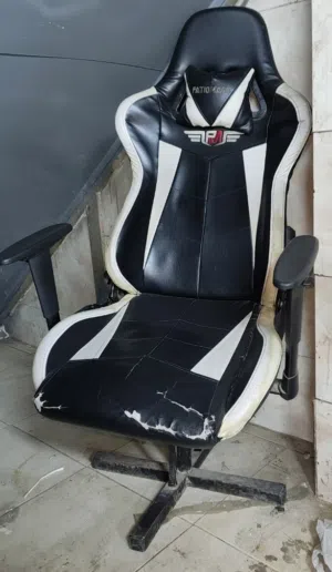 كراسي جيمنج بحالة جيدة للبيع الكراسي بقواعد حديد ثابتة نفس الي بالصورة