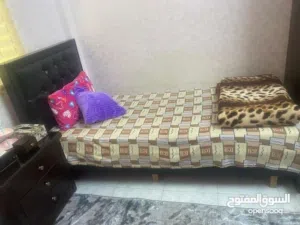 تخت مفرد شبابي وكوميدينامع حامي زجاجي علوي للكوميدينا بحالة جيدة جدا للبيع