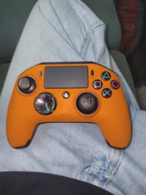 Nacon 2 Revolution Pro Controller للبيع سليمه ما به خراب