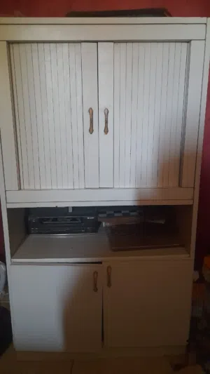 طاولة تلفزيون مع تلفزيون