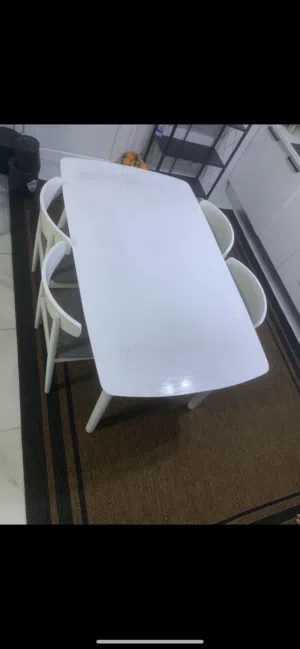 طاولة أكل ماليزية مستعملة و 6 كراسي