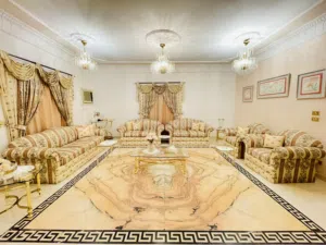 طقم كنب فاخر وكامل بتصميم كلاسيك أنيق