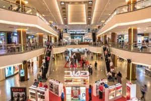 أمتلك محل فـ مول تجاري متأجرلك شهريآ بـ 165ألف لبراند بعقد موثق بالقرب من مدينتي و التجمع