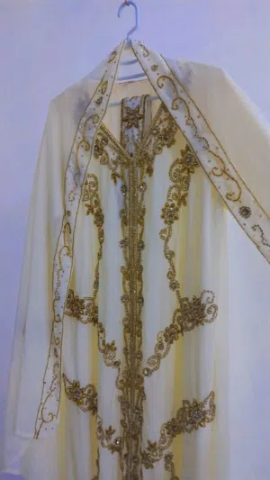 قفطان كلش نضيف وحلو مع شال وحزاظ