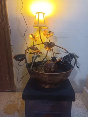 نافورة ماء منزلية مع انارة نحاس احمر واصفر