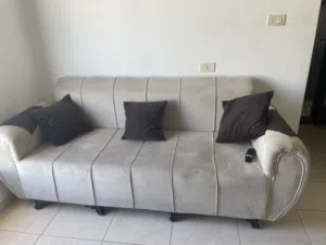 كنب للبيع بحالة ممتازه استعمال شهرين