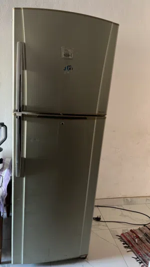 ثلاجه كبيره مستعمله محتاجه تصليح