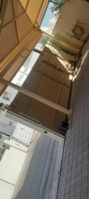 للبيع باب المونيوم شبه جديد