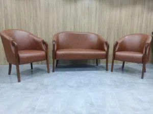 كنب جلد فاخر – تصميم أنيق وجودة عالية راحة مثالية ومظهر فخم يناسب المجالس وغرف الضيوف. جلد متين