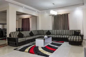 للايجار الشهرى  شقة  مفروشة اول سكن 3 غرف بالتجمع الاول الياسمين 2 بموقع مميز جدآ