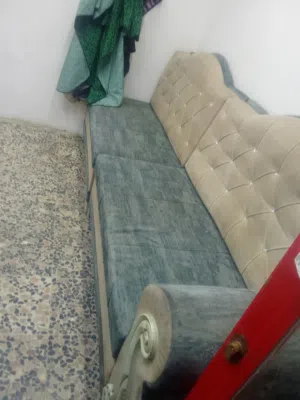 مواد حلاقة(جام خانة ، قنفات ومرايات، ورف مرايات ، وكراسي ، ومكاين ، مكاصة وتنظيفات وشسوارات