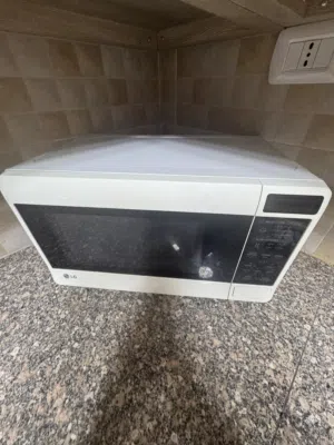 LG 20 - 24 Liters Microwave in Amman