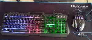 ملحقات الألعاب: لوحة المفاتيح والماوس والسجادة gaming accessories: keyboard mouse and mat