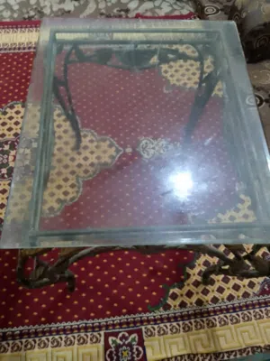 طاولة كورنر حجم كبير سيكوريت وحديد ثقيل تفصيل مش تجاري دهان حراري موجودة بالبقعة
