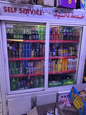 ثلاجه خدمه ذاتيه بابين بحاله ممتازه تبريد ممتاز للبيع