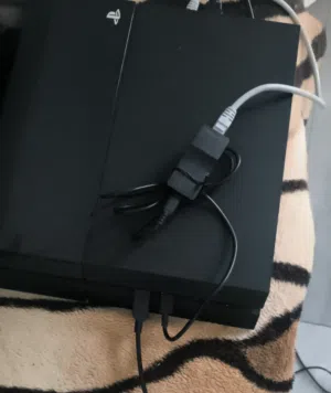 السلام عليكم عندي ps4/بلايشتيشن 4 مهكر  تحديث 11 وهكرته دنقل افضل واريح والتهكيره بروحها غاليه  افضل