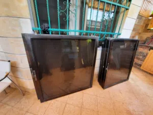 شبابيك المنيوم لون برونز 200*125بحال الوكاله مع كامل اغراضهم