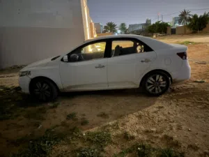 سيارة فيها بخرة في المغطاء وتبي دورا خفيفة