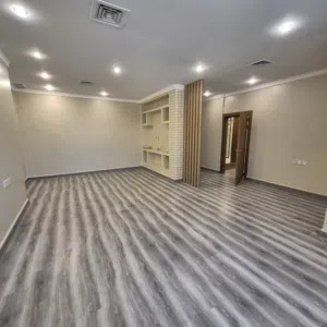 شقة بأربع غرف نوم  مُجددة بالكامل  طابق خاص كامل