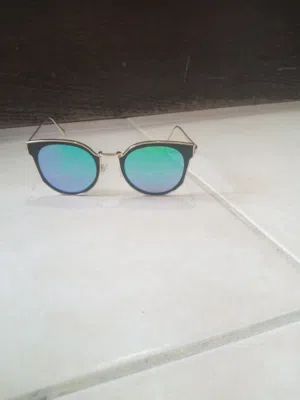 (نظارة شمسية )