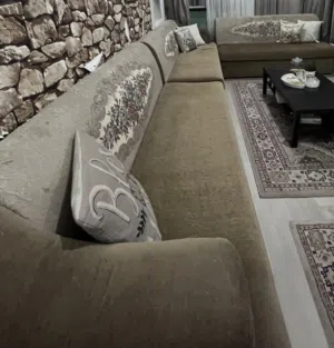 كنب 3 قطع بحاله ممتازه للجادين فقط
